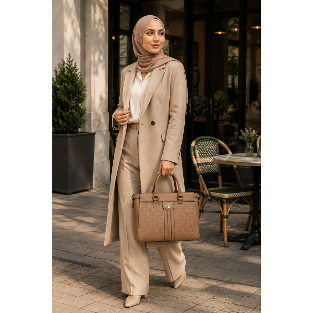 کیف دستی زنانه قهوه‌ای طرح‌دار با یراق زنبوری